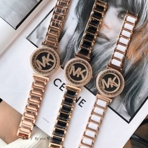 新款 Mk时来运转腕表 格调女表 表圈整圈锆石 中心时来运转系列 利落干练的设计风格 时尚大方。。精工制作 上手美美的 各种风格的衣服都可以搭配出属于你的气场