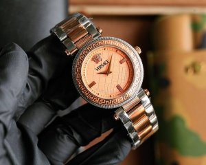 范思哲 Versace 新款女表，瑞士手表时尚石英女表生日礼物优选，希腊回纹环绕表圈，12点位美杜莎浮雕头像，一眼勾勒迷人视线。