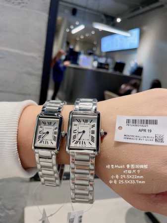 钢带 Factory 卡地亚 Cartier 坦克系列则推出tank Must腕表，表盘由经典罗马刻度显示 搭配must 系列方尖蓝宝石把头，表壳大小为中号：2 - 点击图像关闭