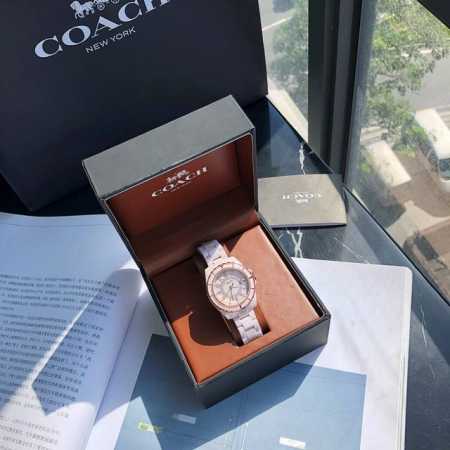 Coach蔻驰preston系列 莹润舒适的陶瓷表带，表盘内镶嵌施华洛世奇水晶钻石搭配数字时标时标。这个第一眼看上去像不像香奈儿陶瓷的j12？妥妥的小香风格，现 - 点击图像关闭