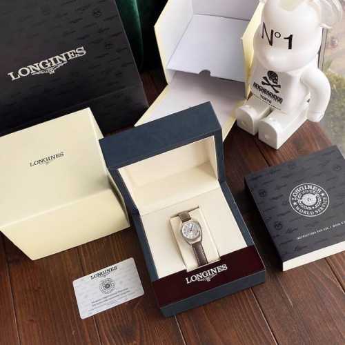 正品浪琴马术系列腕表灵感来源于以前的经典表款，以及马术世界所蕴含的现代元素。椭圆表壳，白色贝母表盘配上蓝钢指针更显优雅。公价9100。