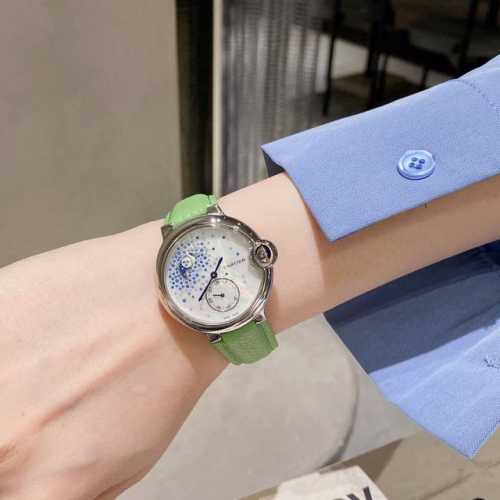 金 新品2021 月空璀璨幻想 被优雅的月相吸引到了 这款全新卡地亚蓝气球小月相“飘花”镶嵌钻石和蓝宝石腕表 超级优雅 “飘花”姿态散落在表盘上 表盘是珍珠母贝