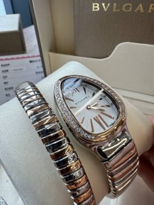 宝格蛇形经典，尺寸35Mm精致细腻的做工达到与互换的水平白富美专属蛇形手表绝对是宝格丽的独创产品，38颗Vs1.3真钻！属于宝格Li Serpenti系列。这种