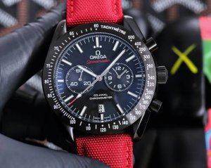 欧米茄 Omega 海马系列 这款经典而硬朗的时计 延续着欧米茄辉煌的海洋传奇 欧米茄海马系列aqua Terra 别具一格的面盘设计 令人想起一望无际大海波涛
