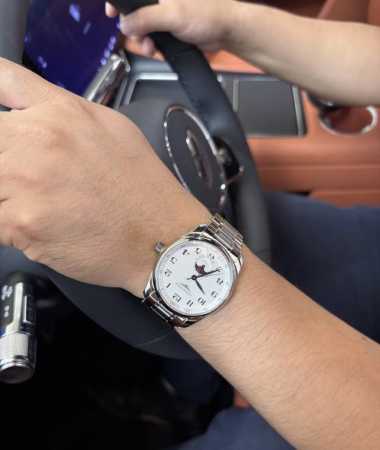 浪琴四针月相凭啥这么火 四针设计超有层次感，精准到分秒的仪式感拉满～ 数字盘面复古又高级，完全不会读表困难！ 重点是月相功能！！ 表盘上的月亮阴晴圆缺随时间流转 - 点击图像关闭