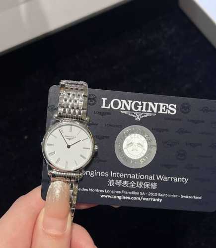 这个浪琴嘉岚是它家最薄的系列， 据说只有一个硬币的厚度。 戴上手真的很轻便， 而且手表的设计是比较经典耐看型。 手细的女生戴上很精致耶！