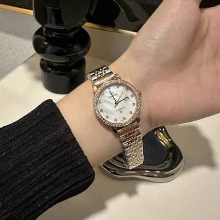 白 -金 钢带+20 陶瓷+40 。 欧米茄-精品女表携手而来，简约精致，品质精湛，热卖全城。采用进口石英机芯，顶级316精钢表壳，进口小牛皮表带，矿物质超强镜 - 点击图像关闭