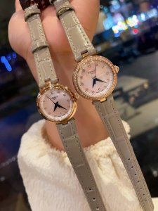 光圈 钻圈 今年3月份天梭出得新款嘉丽小美人系列，整体非常简洁，26Mm的表盘很精致小巧，厚度刚刚好！不愧是小美人～戴起来也是非常好看的～值得入手手表之一。