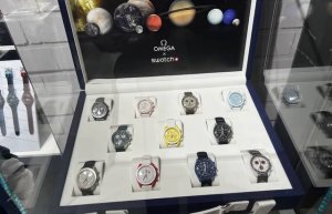 Omega X Swatch 联名腕表 欧米茄与斯沃琪的联名款“天花板版本”来啦 装配Etag10212机芯 正品机芯 ▲看完不上当 正面区别 第1点区别最直观