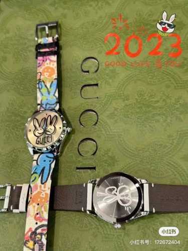 Gucci G- Timeless 系列w碗表，为了庆祝兔年，品牌推出色彩靓丽的全新设计腕表，表盘直径为38 Mm，精钢表壳，玻璃上饰有gucci兔子印花，皮