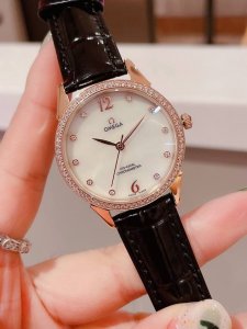 白 金 钢带+20 钻圈+20 欧米茄-Omega 女士腕表 进口石英机芯 316L精钢表壳 直径34Mm厚8Mm该款腕表备受女性喜爱，四季衣服搭配，尽显优雅在