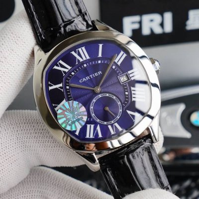 Tw力作卡地亚Drive De Cartier系列腕表。以典雅肃穆的枕形设计搭配利落大方的线条布局，尽显男儿阳刚不屈的魅力。 表壳 腕表数据40*41*12独特