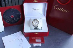 卡地亚蓝气球 Cartier Ballonbleu 原版开模 顶级 同步 类型：顶奢级男士自动机械腕表 镜面：镀膜镜面 指针：时，分，秒 表面：扭索纹银白字面