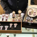 白 、金 、；钢带加100 送礼佳品劳力士情侣款火爆来袭 搭载原装进口机芯 0返修0售后 2 表壳采用316顶级精钢材质，3 精钢圈口搭配施华洛钻石，4 Cnc