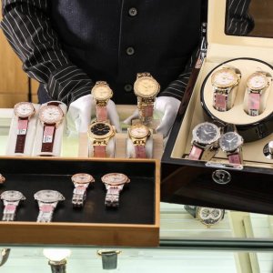 白 、金 、；钢带加100 送礼佳品劳力士情侣款火爆来袭 搭载原装进口机芯 0返修0售后 2 表壳采用316顶级精钢材质，3 精钢圈口搭配施华洛钻石，4 Cnc