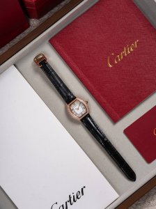 卡地亚-Cartier ，Mini Lady 酒桶型，采用原装进口瑞士石英机芯，法国蓝宝石水晶镜面，表壳镶满施华洛世奇真水钻18K金工艺，牛皮表带 ，外型精巧别