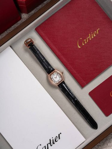 卡地亚-Cartier ，Mini Lady 酒桶型，采用原装进口瑞士石英机芯，法国蓝宝石水晶镜面，表壳镶满施华洛世奇真水钻18K金工艺，牛皮表带 ，外型精巧别