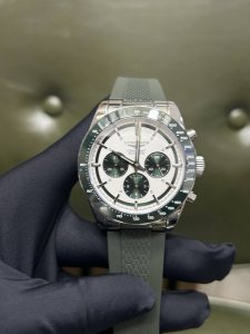 浪琴 Longines-浪琴 R71 康卡斯 悦动凭借其独特的设计，实用的功能和舒适的佩戴体验，成为了一款备受推崇的精品时计。 1字面是独特的“熊猫眼”主要有“