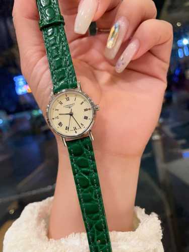 皮带金白同价 #中古浪琴小金表 浪琴中古表，Vintage西洋Longines简约小金豆，简直太别致了！小尺寸26Mm低调又不失细节的美，表盘刻度也太纤细秀气了