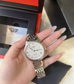 经典力洛克不过时不管什么时候看都觉得耐看又百搭时尚 换款气质的表带又是另一个感觉 目前走时误差不大，带了几天停了一段时间后就需要重新调一下了