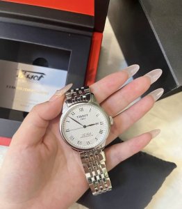 经典力洛克不过时不管什么时候看都觉得耐看又百搭时尚 换款气质的表带又是另一个感觉 目前走时误差不大，带了几天停了一段时间后就需要重新调一下了