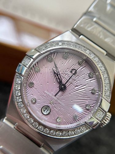 欧米加表壳镶嵌36颗Vs1.5真钻石这个数据要比四代整整大上一圈 钻够大才够闪！配国检测机构证书 DDD 表壳两端经典的半月形切面 犹如夜空中闪烁的星辰 在光线