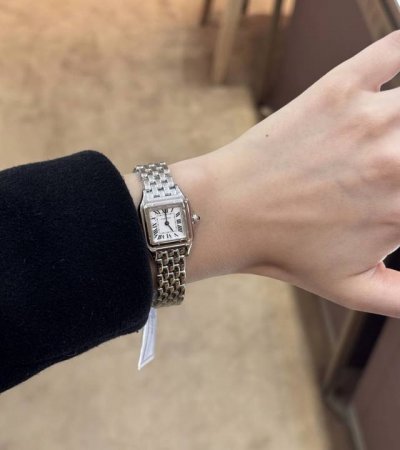 卡地亚猎豹手表,华丽而不羁,是panthèRe De Cartier猎豹所传达的美学风格。它线条流畅,魅惑动人,柔软服帖于腕间,宛若在肌肤上翩翩起舞。独特的造型 卡地亚猎豹手表,华丽而不羁,是panthèRe De Cartier猎豹所传达的美学风格。它线条流畅,魅惑动人,柔软服帖于腕间,宛若在肌肤上翩翩起舞。独特的造型