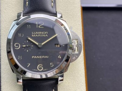 Vs 沛纳海V2升级版Pam00359Pam359。经过两年多的研发，克隆了原装全自动P.9000机械机芯，通过背面透底可以看出避震器摆轮位置改到了7点钟对应的