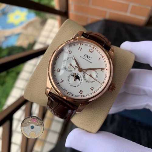 白壳 ，玫瑰金 。万国-Iwc葡萄牙系列，型号:Iw34 2。沙夫豪森瑞士制表名家沙夫豪森Iwc万国表为其Iwc葡萄牙系列万年历腕表新添直径42毫米的表款 ，3