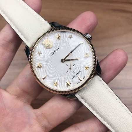 原盒:30 古驰新款，自动机械中性表，表径40Mm，精钢、滚花表圈，玑缕饰纹表面，蓝宝石水晶玻璃，白色小牛皮可更换式，防水50米 - 点击图像关闭