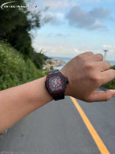 3120 宇舶 恒宝 Big Bang灵魂系列红色碳纤维腕表限量登场 全新臻品限量典藏28枚，仅限中国地区 新款沿用Big Bang灵魂系列经典酒桶形表壳，由加