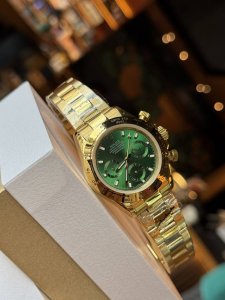 新款绿金迪 没人能抗拒它的颜值 在强光下直接美到失语 高级感爆棚!沉甸甸的质感 戴过绿迪的人 才懂那一抹绿的魔力 男女都可佩带 石英 40Mm 新款绿金迪 没人能抗拒它的颜值 在强光下直接美到失语 高级感爆棚!沉甸甸的质感 戴过绿迪的人 才懂那一抹绿的魔力 男女都可佩带 石英 40Mm