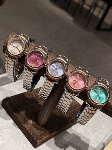 尺寸分别 30 33 36 萧邦Chopard 灵动快乐钻，会跳舞的腕表，闪耀你的每一天！彩色多巴胺表盘搭配白钢质感，可盐可甜，戴上它，快乐如钻石般闪耀！看腻了