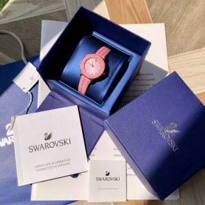 专柜最新款！Swarovski施华洛世奇Octea Nova系列石英腕表，表盘颜色青春靓丽，蜥蜴纹的意大利小牛皮表带，与太阳纹表盘颜色交相呼应，灵动跃然而出，展