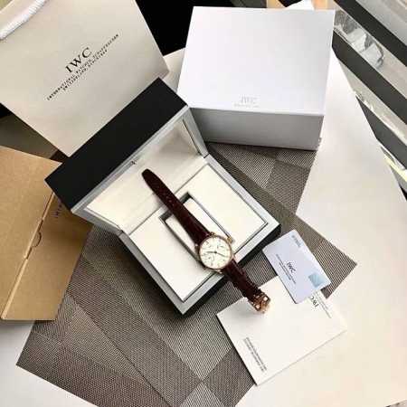 万国Iwc 葡萄牙系列计时腕表，万国经典标志性表款之一，简单清晰又实用，小秒盘和动力存储显示盘彼此相对，增添表盘设计平衡感，饰以阿拉伯数字时标和纤细叶形指针，精 - 点击图像关闭