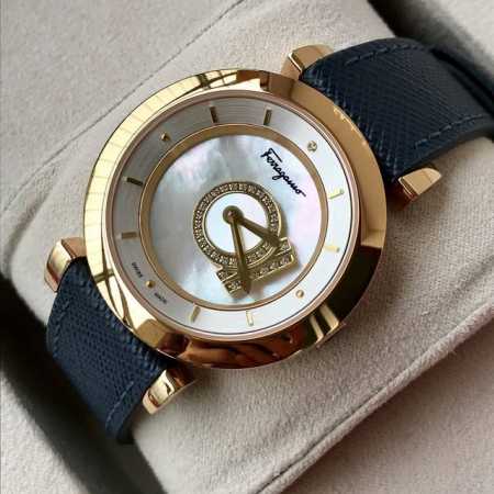 原盒:80 带全套包装！菲拉格慕fq4石英女表，保真！表径~37Mm，30米生活防水，防炫目蓝宝石玻璃，绝美表盘内“Gancino”标志可旋转，隐藏式把头设计， - 点击图像关闭