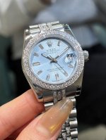 表带镶嵌钻石 白钻 金钻 劳力士31毫米尺寸、表带做了纯手工镶钻定制的劳力士女装日志型腕表， 新增热门稀缺盘面： 薄荷绿盘面：近年超火的“小清新”配色，间金镶钻