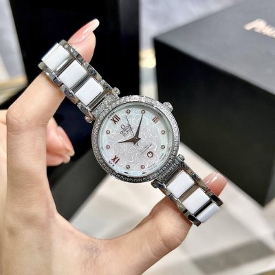 白 .金发货实拍，欧米茄最新款火爆来袭，镂空飞轮天然贝母面，数字字面更加简单明了，陶瓷表带，精钢表壳表带，日月星辰，唯美静谧，浪漫清新，尺寸34Mm
