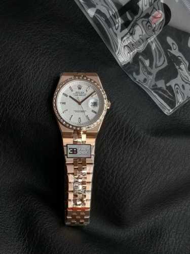 最大限度还原真实的佩戴质感 告别粗劣仿品的轻飘飘 Land-Eller陆使型 尺寸：40Mm9.7Mm 表壳：对版9.4Mm表耳间距及三角坑纹表圈一体式表壳 表