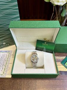 B H 配图片同款全套包装35 劳力士日志外钻女表类型：三针日志系列陶瓷圈表表带：顶级进口316精钢保险扣表带机芯：进口石英机芯镜面：顶级进口防伪标水晶镜面尺寸