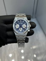 爱彼26331Or皇家橡树多功能计时机械腕表41Mm！ 特点：表壳结构跟足原装，装配方式原装一致，使厚度比以往的更薄！ 旋入式表冠，按入式的计时按钮跟原装一致，