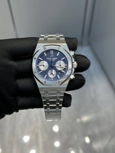 爱彼26331Or皇家橡树多功能计时机械腕表41Mm！ 特点：表壳结构跟足原装，装配方式原装一致，使厚度比以往的更薄！ 旋入式表冠，按入式的计时按钮跟原装一致，