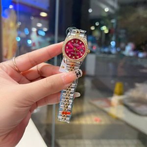 新款推荐钻圈 劳力士 28Mm精致小表螺旋后盖 女款钻面 爆款推荐 设计显出独特高贵优雅女神气质！316精钢搭配蝴蝶扣，不显浮华的风格广受女神喜爱，逐渐深刻人心