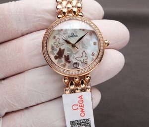 白钢p: . 金20. 钻40. 欧米加 水滴款 表带水滴形状效果立体 内外侧均为水滴形状 堪比原装 嵌镶原装捷克钻 镜面采用双卜蓝宝石水晶玻璃镜面 炉内电镀玫