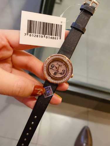 玫金 伯爵-Piaget Possession 系列，全新高级珠宝系列，18K白金镶钻，旋转式表圈，镶嵌37颗圆型美钻，寓意着时来运转，富贵逼人，采用轻柔的缎面