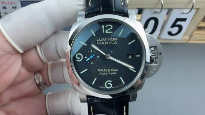 上手这支沛纳海pam01312真的被惊艳到！经典庐米诺系列44Mm表径上手超有分量，蓝色鱼雷针在阳光下像跳动的深海精灵，标志性护桥设计上手秒变硬汉风，通勤休闲都