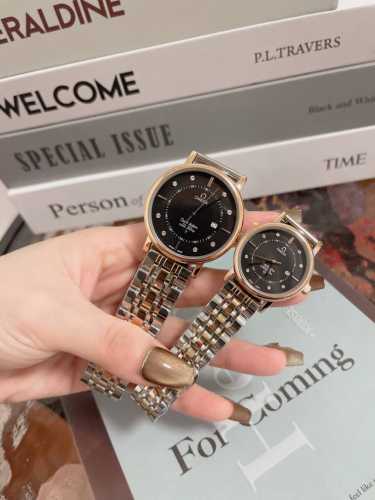 白 金 钢带加20 品牌：欧米茄 类型：情侣对表 表壳：316精钢 做工优质 表带：进口小牛皮 316精钢 两种可选 机芯：进口石英机芯 走时精准 玻璃：高级强