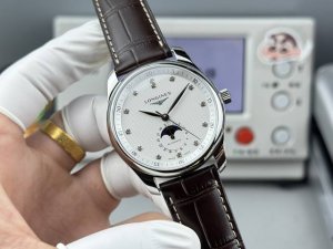 Gf 浪琴名匠系列月相40Mm腕表，搭载复刻L899.5一体机芯。 两大市场唯一』： 唯一对版自动陀真轴承 注意：此轴承并非贴片，没有浪琴机芯专用工具请不要乱拆