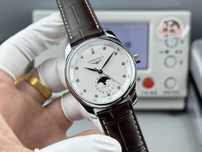 Gf 浪琴名匠系列月相40Mm腕表，搭载复刻L899.5一体机芯。 两大市场唯一』： 唯一对版自动陀真轴承 注意：此轴承并非贴片，没有浪琴机芯专用工具请不要乱拆