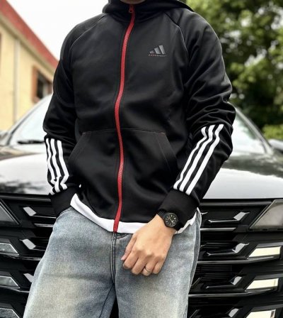 Fila斐乐 今天穿搭决定来点新意思的 阿迪家的的运动外套，红色拉链特别亮眼 水洗款的直筒款的牛仔裤 配饰就来点有意思的，选的是这款少女款手表，还真别说，小表盘